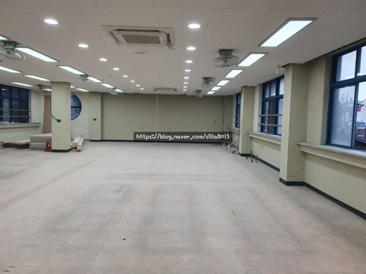서가와 집기가 모두 제거되고 비워진 도서관 내부 모습